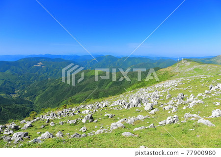 Shikoku Karst under clear skies (Himezurudaira seen from the Godan Plateau) 77900980