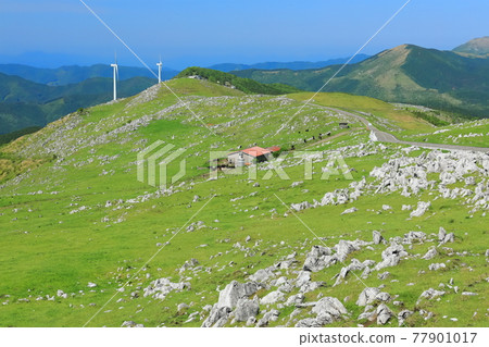 Shikoku Karst under clear skies (Himezurudaira seen from the Godan Plateau) 77901017