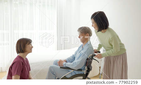 Patients and family members receive explanations from nurses Patients and family members receive explanations from nurses 77902259