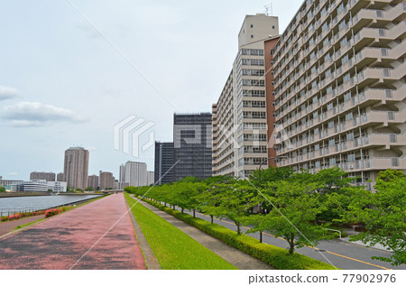 荒川區南千住隅田川水邊露台、超級堤防和街景 77902976