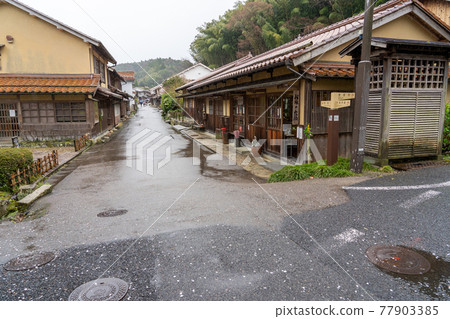 島根縣織田市,下雨的石見銀山銀山大森的街道 島根縣織田市,下雨的石見銀山銀山大森的街道 77903385