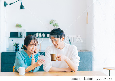 年輕夫婦在客廳放鬆 77903968