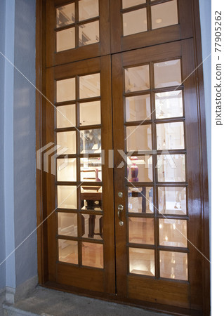 the main wood door at Government House 24 Nov 2006 77905262