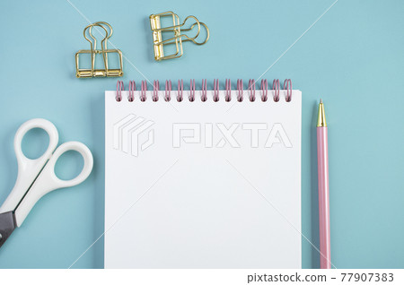 藍色背景上的空白筆記和文具概念 77907383