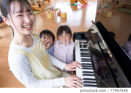 彈鋼琴的幼兒園老師和幼兒園的唱歌 77907646
