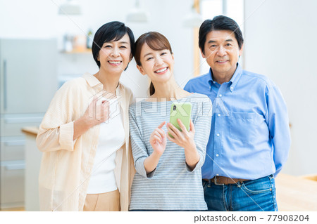 Couples, couples, families, middle smartphones, lifestyles, living rooms Couples, couples, families, middle smartphones, lifestyles, living rooms 77908204