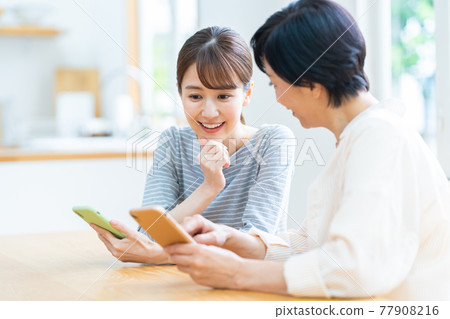 家庭中間智能手機父母和孩子生活方式生活 77908216