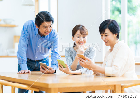 情侶、情侶、家庭、中端智能手機、生活方式、客廳 77908218