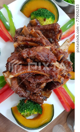 T-bone steak and pumpkin salad broccoli green pepper T-bone steak and pumpkin salad broccoli green pepper 77908283