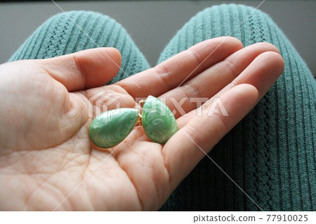 Earrings on the palm Earrings on the palm 77910025