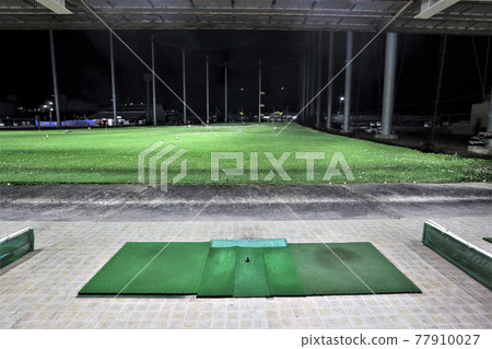 將高爾夫球留在夜間比賽燈光下 將高爾夫球留在夜間比賽燈光下 77910027