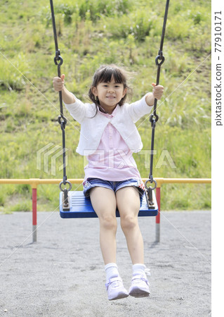 盪鞦韆的小學生（6歲） 77910171