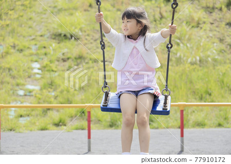 盪鞦韆的小學生(6歲) 盪鞦韆的小學生(6歲) 77910172