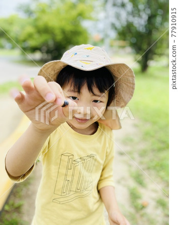 孩子們在公園裡玩 孩子們在公園裡玩 77910915