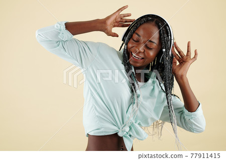 Pretty woman dancing and singing Pretty woman dancing and singing 77911415