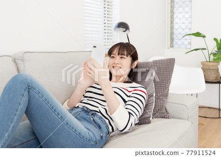 A woman relaxing on the sofa 77911524