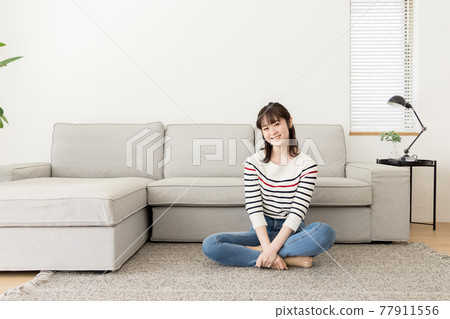一個女人在客廳放鬆 一個女人在客廳放鬆 77911556
