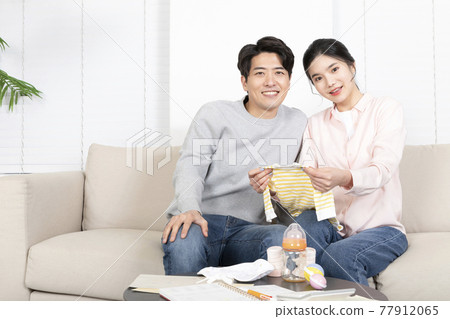 newly married Asian couple waiting for baby 77912065