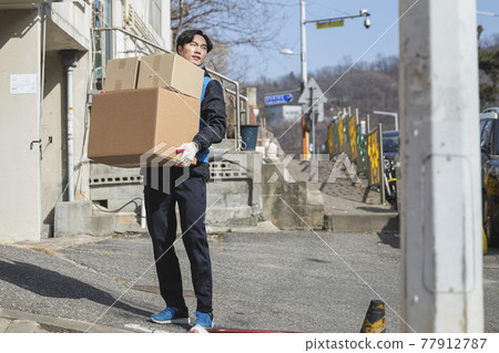 Asian Korean delivery man working concept Asian Korean delivery man working concept 77912787