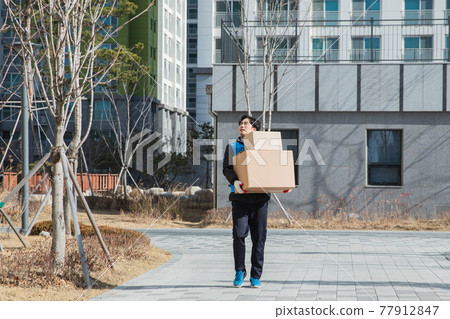 Asian delivery man working concept 77912847