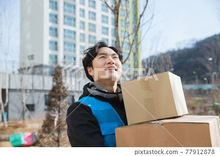Asian delivery man working concept Asian delivery man working concept 77912878