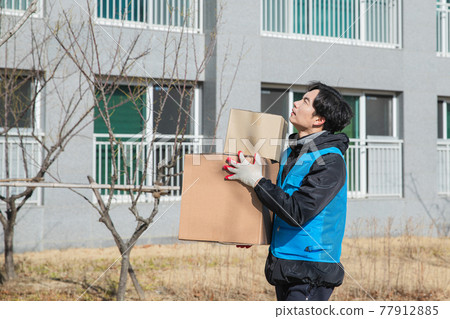 Asian delivery man working concept 77912885