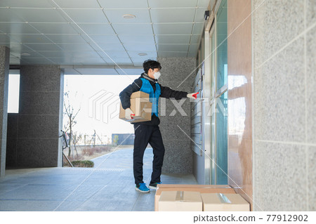 Asian delivery man, delivering boxes, goods to customers Asian delivery man, delivering boxes, goods to customers 77912902