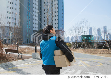 Asian delivery man working with mask Asian delivery man working with mask 77912919