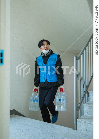 Asian delivery man, delivering boxes, goods to customers Asian delivery man, delivering boxes, goods to customers 77912946