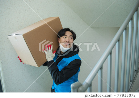 Asian delivery man, delivering boxes, goods to customers Asian delivery man, delivering boxes, goods to customers 77913072