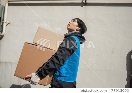 Asian Korean delivery man working concept Asian Korean delivery man working concept 77913093