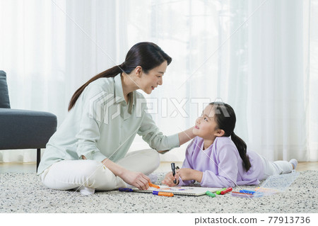 Asian mother and young daughter drawing together Asian mother and young daughter drawing together 77913736