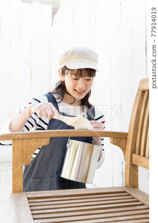 DIY young woman DIY young woman 77914019
