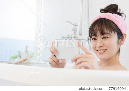 沐浴時間的年輕女子 77914094