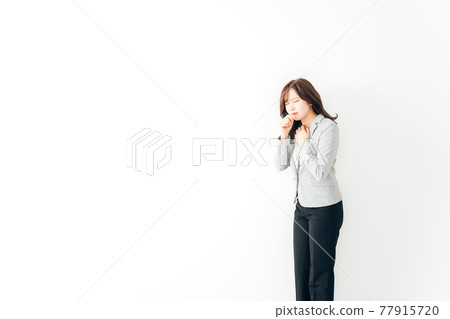 Young woman suffering from cough 77915720