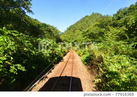 2020年夏天從三陸鐵道宮古站和富代站之間的車窗看風景 2020年夏天從三陸鐵道宮古站和富代站之間的車窗看風景 77916369