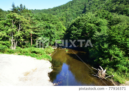 2020年夏天從三陸鐵道宮古站和富代站之間的車窗看風景 2020年夏天從三陸鐵道宮古站和富代站之間的車窗看風景 77916371