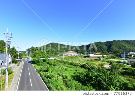 2020年夏天從三陸鐵道宮古站和富代站之間的車窗看風景 2020年夏天從三陸鐵道宮古站和富代站之間的車窗看風景 77916373