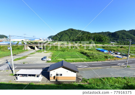 2020年夏天從三陸鐵道宮古站和富代站之間的車窗看風景 2020年夏天從三陸鐵道宮古站和富代站之間的車窗看風景 77916375