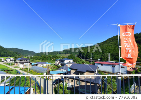 2020年夏天從三陸鐵道宮古站和富代站之間的車窗看風景 2020年夏天從三陸鐵道宮古站和富代站之間的車窗看風景 77916392