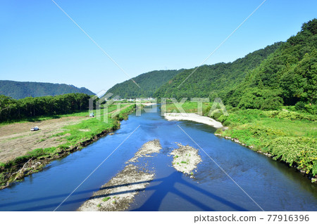 2020年夏天從三陸鐵道宮古站和富代站之間的車窗看風景 2020年夏天從三陸鐵道宮古站和富代站之間的車窗看風景 77916396
