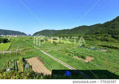 2020年夏天從三陸鐵道宮古站和富代站之間的車窗看風景 2020年夏天從三陸鐵道宮古站和富代站之間的車窗看風景 77916397