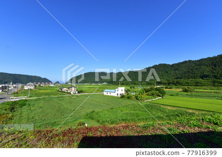 Scenery from the train window between Miyako Station and Fudai Station on the Sanriku Railway in the summer of 2020 77916399