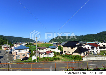 2020年夏天從三陸鐵道宮古站和富代站之間的車窗看風景 2020年夏天從三陸鐵道宮古站和富代站之間的車窗看風景 77916404
