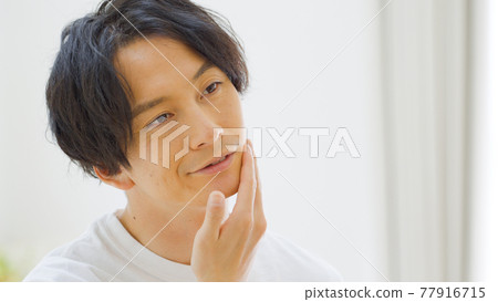 一個用微笑撫摸自己臉龐的男人 一個用微笑撫摸自己臉龐的男人 77916715