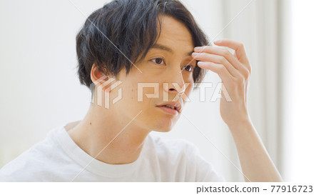 男人撫摸頭髮 男人撫摸頭髮 77916723