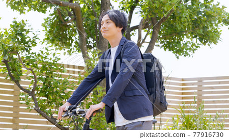 騎自行車上下班的男士 77916730