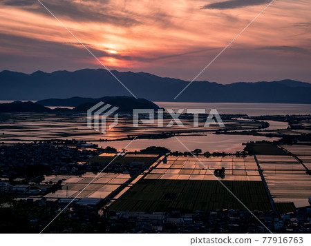 Scenery of Higashiomi dyed in the sunset 77916763