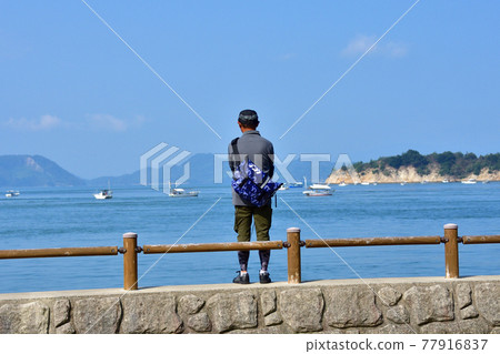 在碼頭上釣魚 77916837