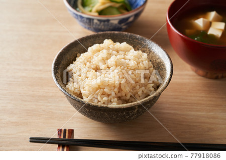 糙米盛在碗裡 77918086